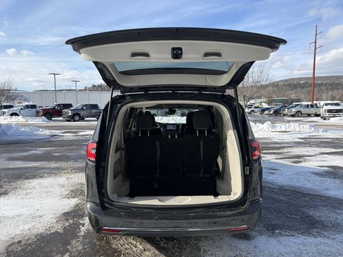 Used 2023 Chrysler Pacifica Touring-L image 31