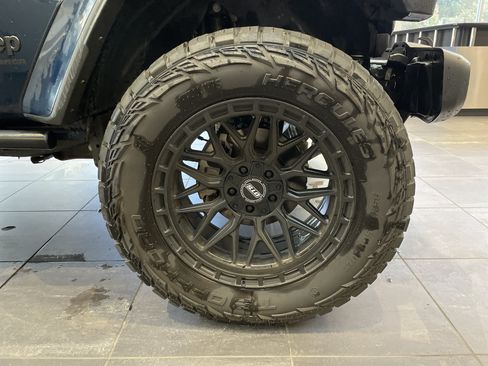 Used 2025 Jeep Gladiator Sport AWD/4WD image 12
