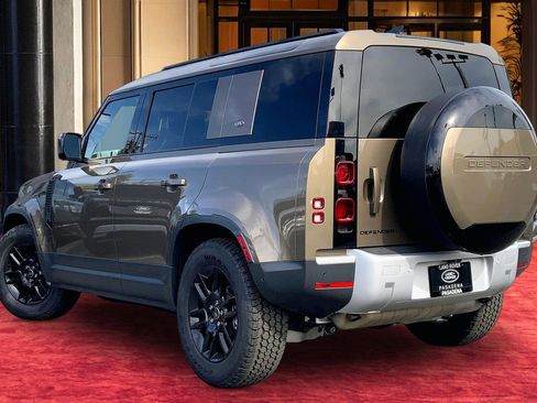 Used 2023 Land Rover Defender 110 S image 11