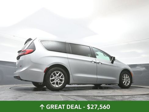 Used 2024 Chrysler Pacifica Touring-L image 49