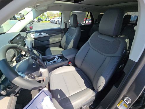 Used 2025 Ford Explorer Active w/ Active Comfort Package image 16