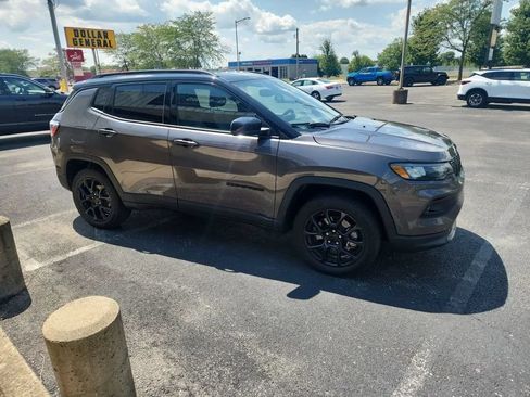 Used 2023 Jeep Compass Latitude w/ Convenience Group AWD/4WD image 3