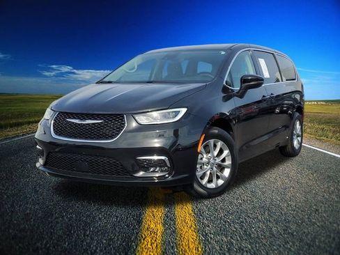 Certified 2023 Chrysler Pacifica Touring-L AWD/4WD image 35