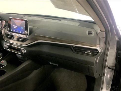 Used 2025 Nissan Altima 2.5 SV FWD image 16
