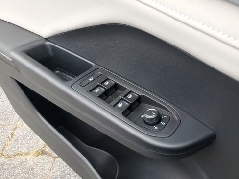 Used 2025 Volkswagen Taos SE w/ Panoramic Sunroof Package FWD image 30