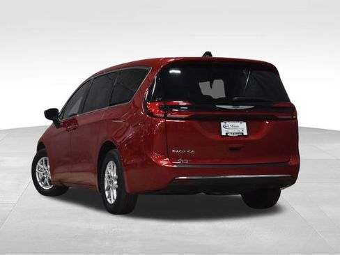 Certified 2025 Chrysler Pacifica Select image 2