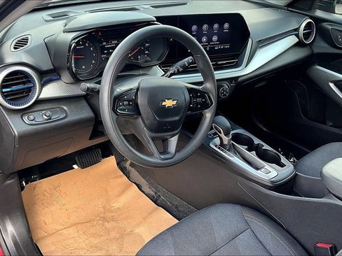 Used 2024 Chevrolet Trax LS w/ LS Convenience Package FWD image 16