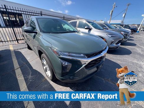 Used 2025 Chevrolet Trax LS w/ LS Convenience Package FWD image 2
