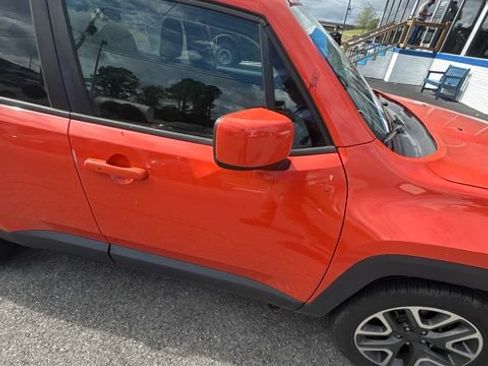 Used 2016 Jeep Renegade Latitude FWD image 17