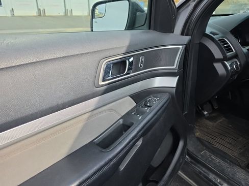 Used 2017 Ford Explorer XLT w/ Equipment Group 202A AWD/4WD image 10