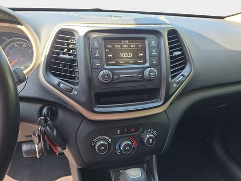 Used 2015 Jeep Cherokee Sport FWD image 6