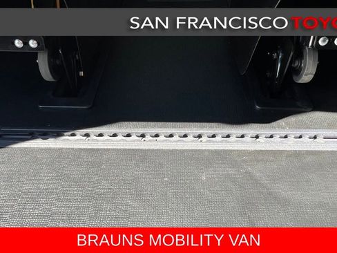 Used 2026 Toyota Sienna XLE FWD image 24