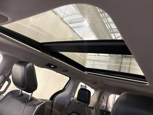 Used 2024 Chrysler Pacifica Limited FWD image 28