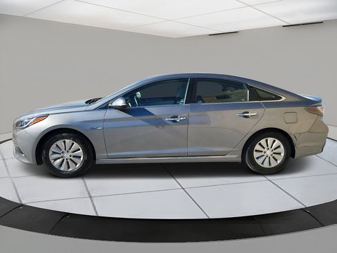 Used 2017 Hyundai Sonata SE image 2