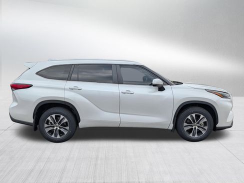 Used 2023 Toyota Highlander XLE AWD/4WD image 8