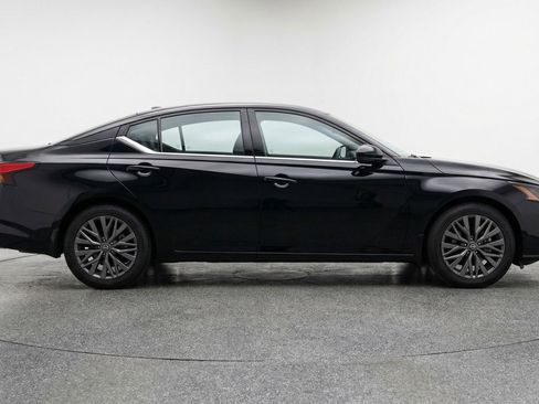 Used 2025 Nissan Altima 2.5 SV FWD image 11