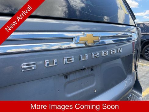 Used 2022 Chevrolet Suburban LT RWD image 9