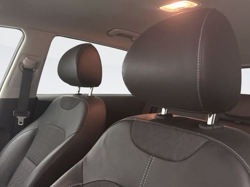 Used 2017 Kia Niro EX image 8