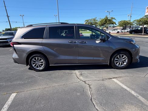 Used 2022 Toyota Sienna LE FWD image 11