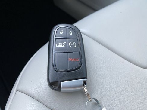 Used 2020 Jeep Cherokee Latitude Plus w/ Comfort/Convenience Group image 15