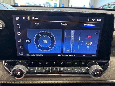 Used 2025 Chevrolet Colorado ZR2 w/ Technology Package AWD/4WD image 31