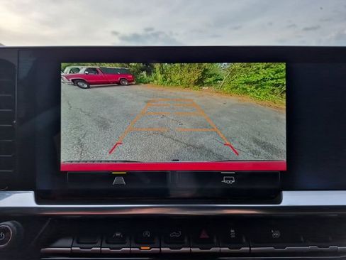 Used 2023 Chevrolet Silverado 1500 LT AWD/4WD image 31