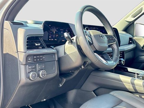 Used 2025 Chevrolet Suburban Z71 AWD/4WD image 9