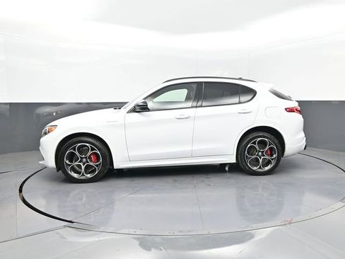 Used 2022 Alfa Romeo Stelvio Veloce image 2