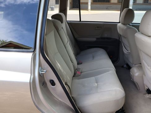 Used 2005 Toyota Highlander 2WD V6 w/ 3rd Row image 21