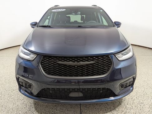 Used 2022 Chrysler Pacifica Touring-L w/ Uconnect Theater Family Group AWD/4WD image 2