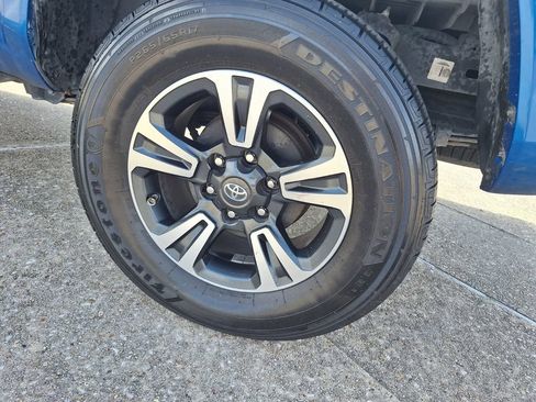 Used 2018 Toyota Tacoma TRD Sport AWD/4WD image 26