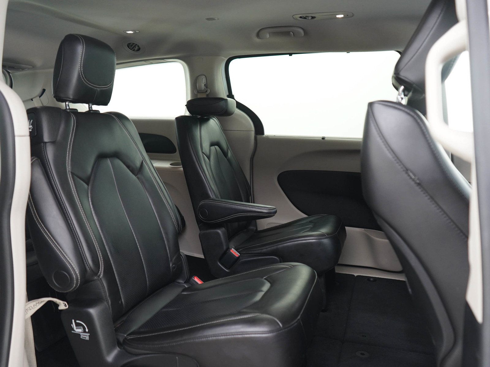Used 2023 Chrysler Pacifica Touring-L FWD image 13