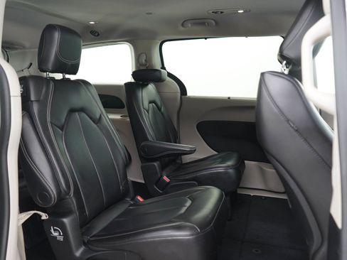 Used 2023 Chrysler Pacifica Touring-L FWD image 13