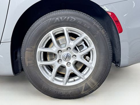 Used 2025 Chrysler Pacifica Select image 38