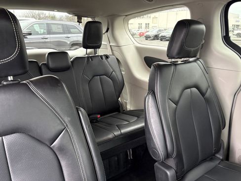 Used 2024 Chrysler Pacifica Touring-L image 13