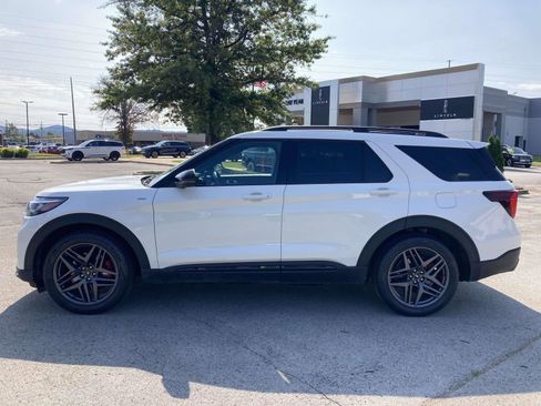 Used 2025 Ford Explorer ST-Line w/ Premium Package image 8
