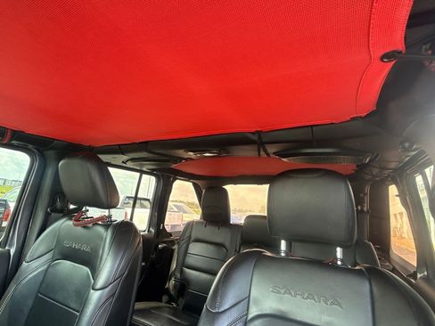 Used 2018 Jeep Wrangler Unlimited Sahara w/ Dual Top Group AWD/4WD image 21