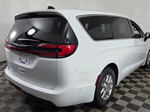 New 2025 Chrysler Pacifica Select image 7