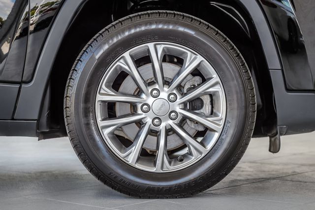 Used 2019 Jeep Cherokee Latitude Plus FWD image 15