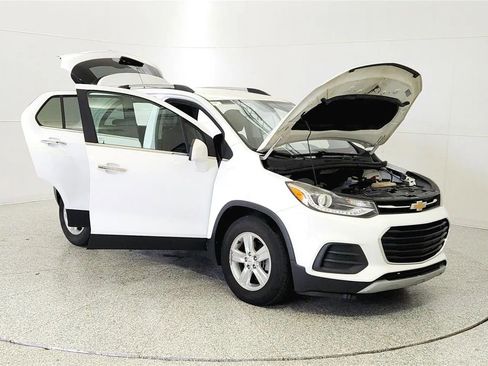 Used 2018 Chevrolet Trax LT w/ LT Convenience Package FWD image 9