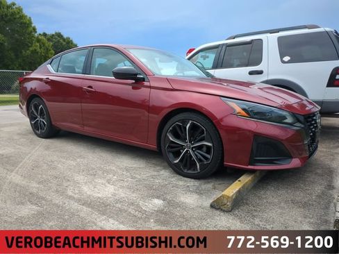Used 2023 Nissan Altima 2.5 SR FWD image 1