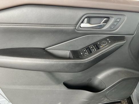 Used 2023 Nissan Rogue SL w/ SL Premium Package image 9