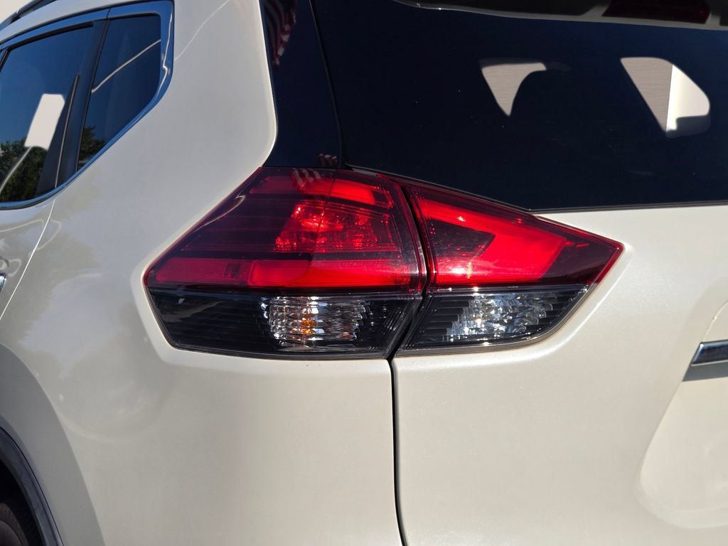 Used 2017 Nissan Rogue SL FWD image 11