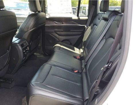 Used 2025 Jeep Grand Cherokee Limited w/ Black Appearance Package image 11