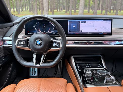 Used 2023 BMW 740i w/ Parking Assistance Package RWD image 3