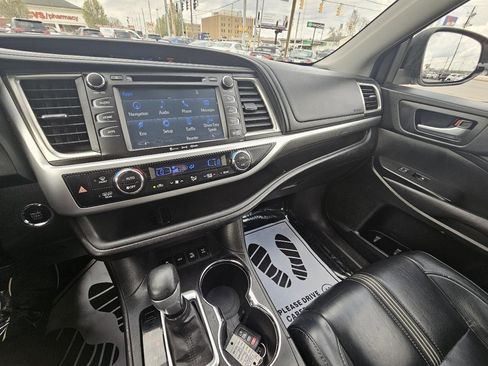 Used 2017 Toyota Highlander SE image 31