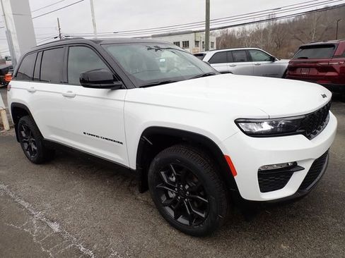 New 2025 Jeep Grand Cherokee Limited w/ MOPAR Finishing Package AWD/4WD image 9