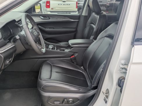 Used 2023 Jeep Grand Cherokee Limited AWD/4WD image 7