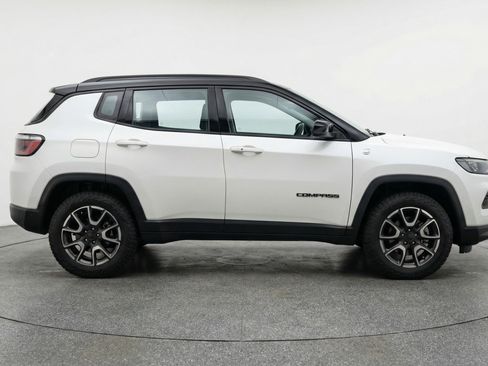 Used 2025 Jeep Compass Trailhawk AWD/4WD image 11