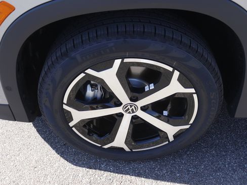 New 2025 Volkswagen Tiguan SE image 12